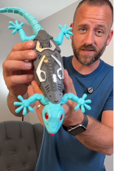 ATHLERIA Rc Wall Climbing Gecko Robot Toys for Kids Age3+, Blue Wall Crawler Gecko,Remote Control Car Electric Lizard with Led Glowing Eyes,Cool Toy Birthday Gifts for Boys Girls